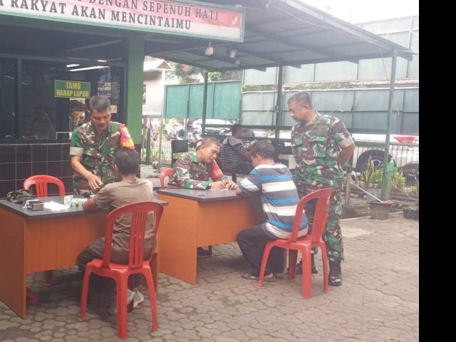 Babinsa Multi Korp Kesehatan Berikan Pelayanan Kesehatan Kepada Masyarakat Duren Sawit