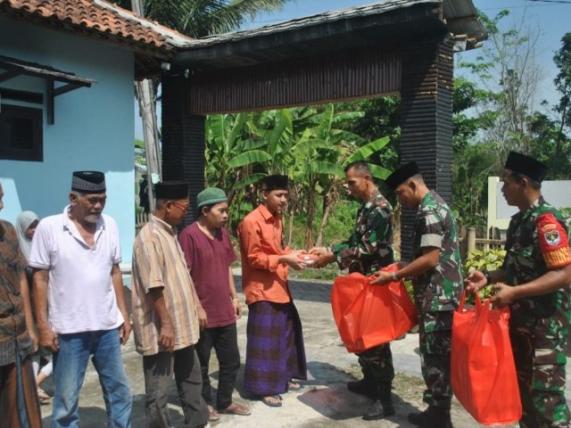 Jumat Berkah, Kodim 0510/Tigaraksa Bagikan Nasi Kotak Kepada Yatim dan Kaum Dhuafa