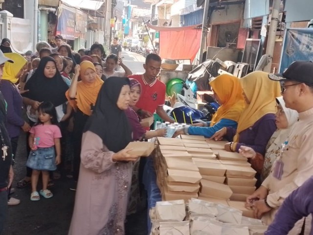 Babinsa Koramil 01/Tamansari Bantu Pelaksanan Kegiatan Jumat Berkah Warung Pojok Nasi Murah