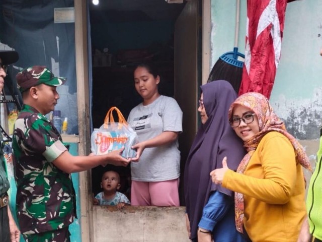 DUKUNG PROGRAM PEDULI ANAK STUNTING. BABINSA KORAMIL 06/KD BERSAMA MITRA JAYA BERIKAN BANTUAN PAKET NUTRISI