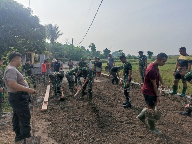 Dekatnya TNI Dengan Rakyat, Satgas TMMD Ke 117 Kodim 0510/Tigaraksa Bersama Warga Gotong Royong Padatkan jalan