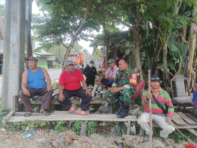Komsos Di Kampung Rumbia, Babinsa Berikan Himbauan Tentang Kerukunan Dan Keamanan