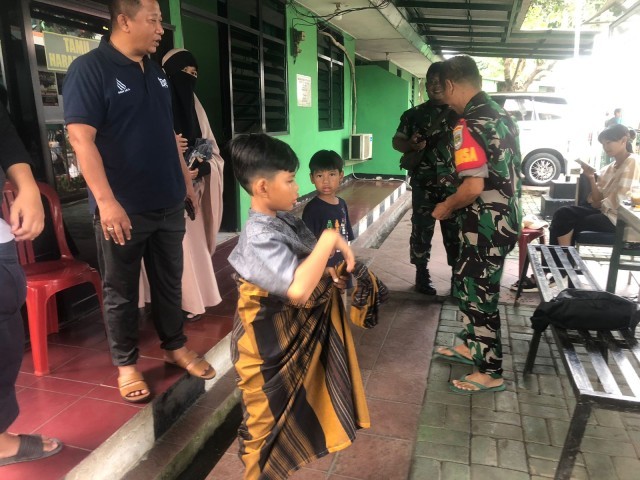 Peduli Dengan Warganya, Babinsa Multi Korp Kesehatan Sunat Anak Warga Binaanya