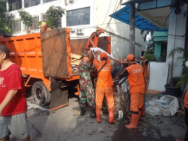 Bersama Babinsa Koramil 02/Sawah Besar Kodim 0501/JP Bantu Wujudkan Lingkungan Asri dan Nyaman