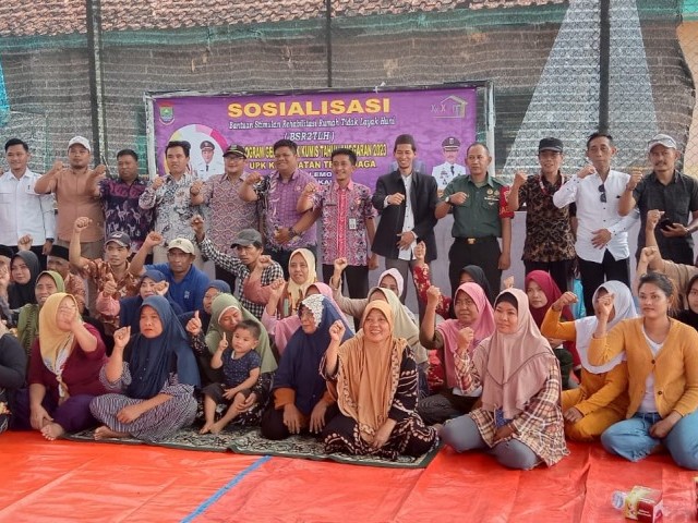 Koramil 01/Teluk Naga Dampingi Camat Teluk Naga Sosialisasi Bedah Rumah Tak Layak Huni Program Gebrak Pak Kumis