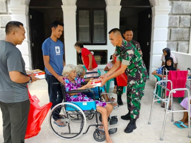Jumat Berkah,Kodim 0510/Tigaraksa Bagikan Nasi Kotak Kepada Pondok lansia Berdikari