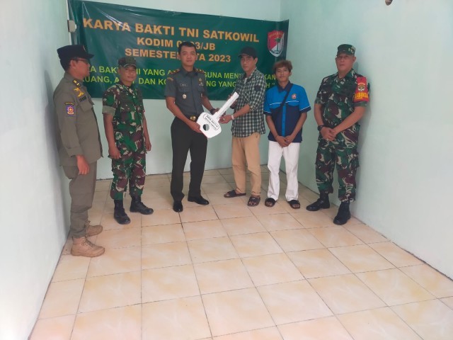 Karya Bakti TNI Yang Adaptif Selesai, Danramil 01/TS Mayor Inf Mulia Adi Dharma Serahkan Kunci Pos RW 003