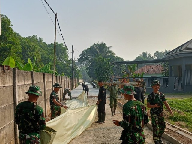 Satgas TMMD Reguler 117 Kodim 0510/Tigaraksa Copot dan pasang Papan Bagesting