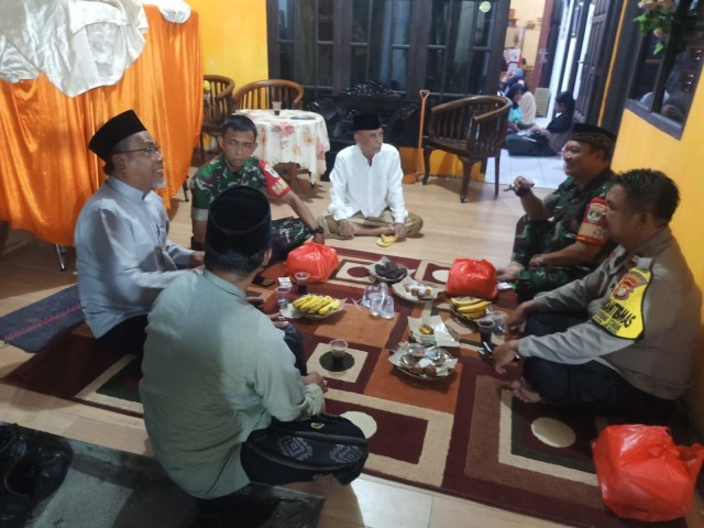 Dua Personil Babinsa Koramil 05/KJ Bersama Bhabinkamtibmas Laksanakan Komsos di Wilayah