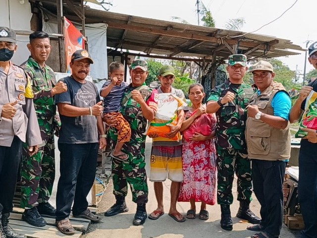 Sambangi Keluarga Stunting, Danramil 03/Teluk Pucung Tiga Pilar Marga Mulya Berikan Bantuan Dengan Masuk Dapur Warga