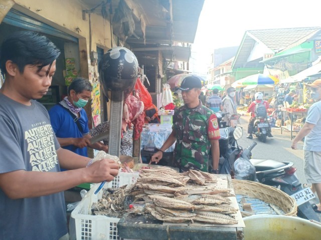 Jaga Stabilitas Pangan Babinsa Koramil 05/KJ Cek Harga Daging ayam dan Sembako di Pasar
