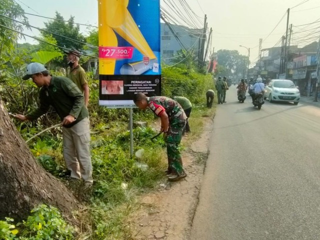 Bersama Warga Babinsa Jakasampurna Laksanakan K3 Bersihkan Sampah di Sepanjang Jalan Patriot