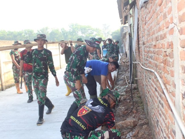 Terus Bersinergi, anggota satgas TMMD bersama kepolisian bantu lepasan papan Bagisting