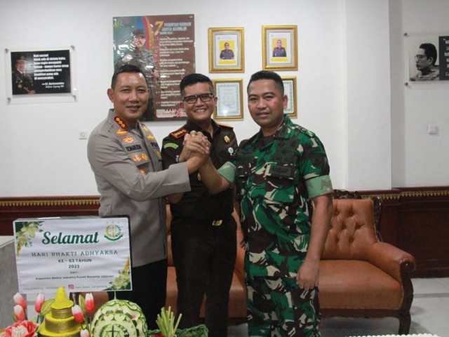 Kodim 0501/JP bersama Polres Jakarta Pusat menggeruduk Kejari Jakarta Pusat Ultah ke 63