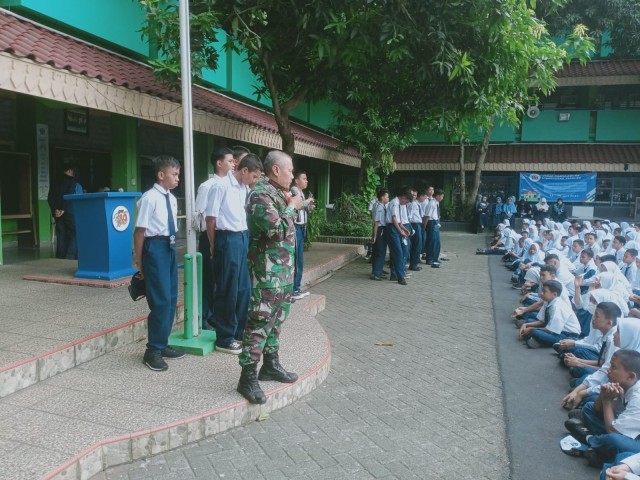 Babinsa Koramil 05/KJ Berikan Arahan dan Pembinaan Kepada 651 Siswa/Siswi SMPN 189