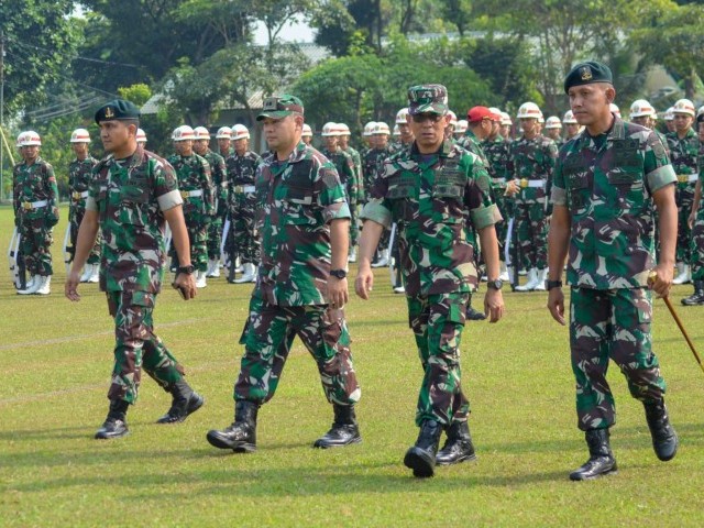 Danbrigif Mekanis 1 PIK/JS Dampingi Kaskogartap 1/Jakarta Peninjauan Latihan Pemantapan Pasukan Kehormatan