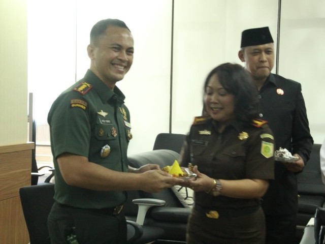 Dandim 0507/Bekasi Bersama Forkopimda Sambangi Kantor Kejaksaan Beri Kejutan Hari Bhakti Adhyaksa (HBA) ke-63