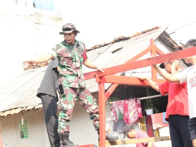 Babinsa Jakasampurna Karya Bakti Bantu Warga Bangun Poskamling Di Wilayah Binaan