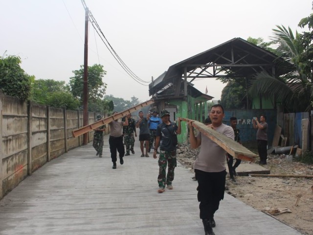 Sinergitas TNI - Polri nampak terlihat dalam pembangunan jalan TMMD 117 Bojong Kamal