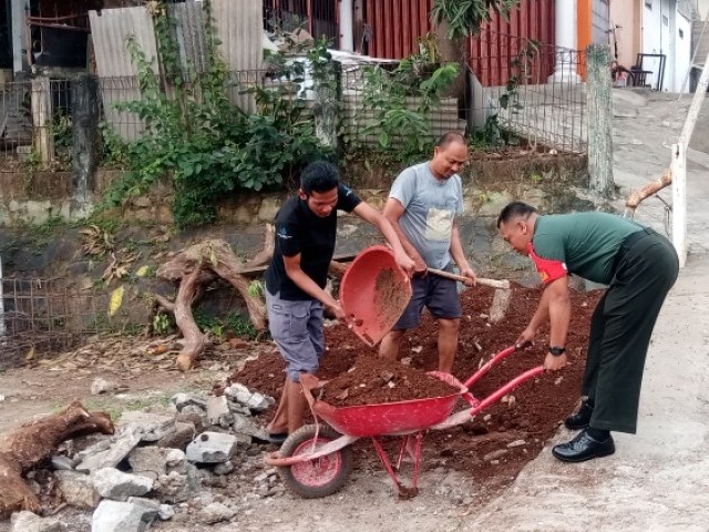 Melalui Kerja Bakti, Babinsa Tanamkan Karakter Gotong Royong