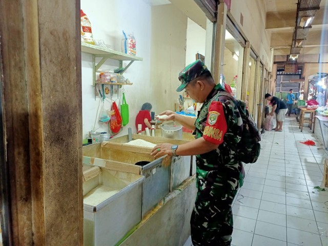 Pastikan Harga Bahan Pokok Stabil, Babinsa Koramil 02/TB Cek Perkembangan Harga di Pasar Tradisional