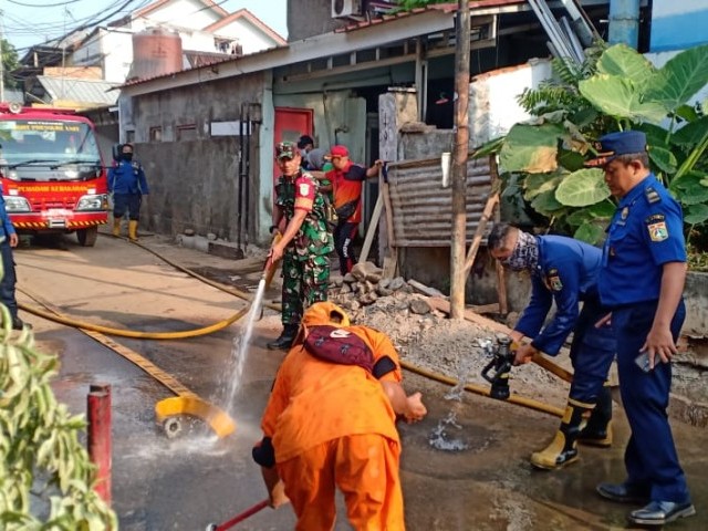 Babinsa Kayu Manis Matraman Bersama Warga Kerja Bakti Bersihkan Jalan