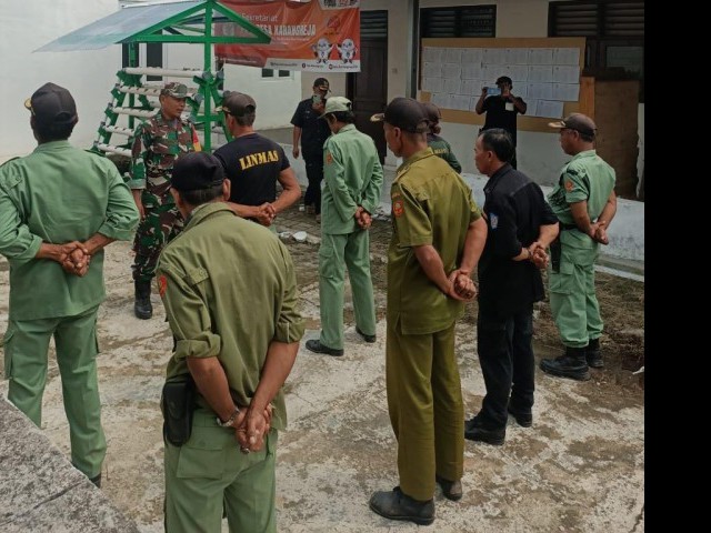 Upaya Membangun Kedisiplinan, Babinsa Gembleng Linmas Desa Karangreja