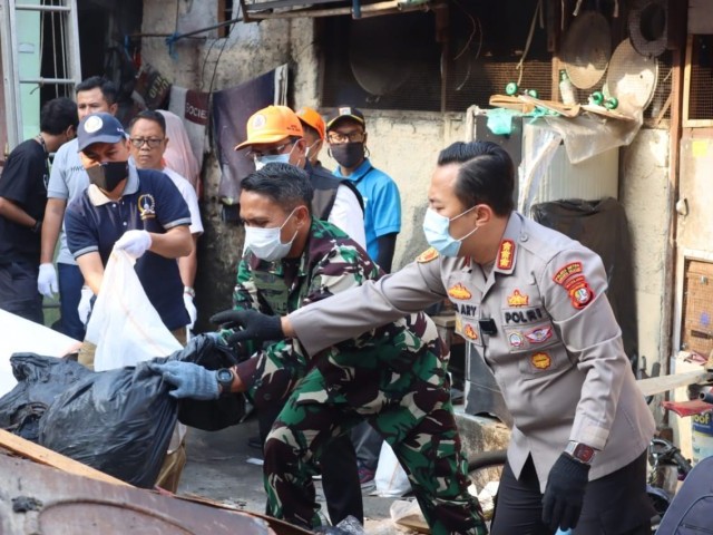 Kodim 0504/Jakarta Selatan Bersama Forkopimko Karya Bakti Paska Kebakaran Di Karet Kuningan