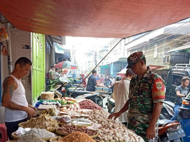 Selain Komsos, Babinsa Sertu Mulyana Cek Harga Bahan Pokok di Pasar Tradisional