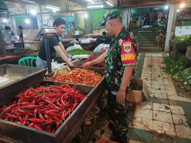 Pantau Perkembangan Harga Bahan Pokok, Babinsa Koramil 02/TB Turun ke Pasar Tradisional