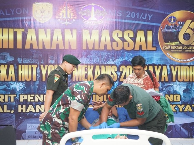KHITANAN MASSAL, BAKTI SOSIAL YONIF MEKANIS 201/JY KEPADA MASYARAKAT