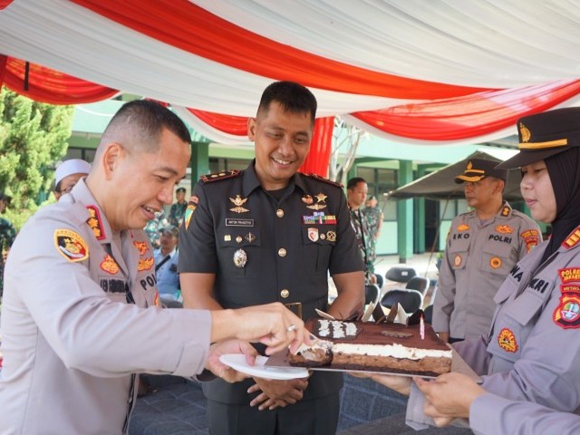 KUNJUNGAN KAPOLRES METRO JAKARTA TIMUR KE YONIF MEKANIS 201/JY
