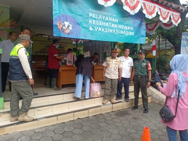 Babinsa Koramil 05/KJ Bersama Tiga Pilar Monitoring Pelayanan Kesehatan Hewan dan Pemberian Vaksin Rabies