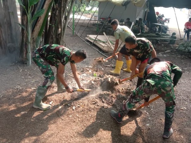 Kesehatan Itu Penting, Satgas TMMD Lakukan Bersih - Bersih Posko