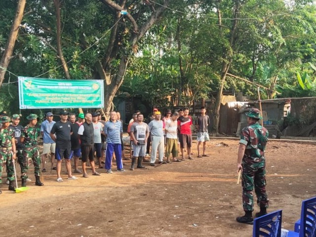 Bangkitkan Kembali Semangat Gotong Royong, Resimen Arhanud 1/Faletehan Gelar Karya Bakti Bersihkan Sampah di Lingkungan Bersama Warga