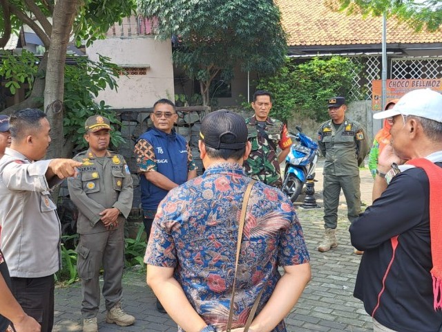 Antisipasi Guantibmas, Babinsa Kelapa Dua Wetan Pantau Taman Tulip