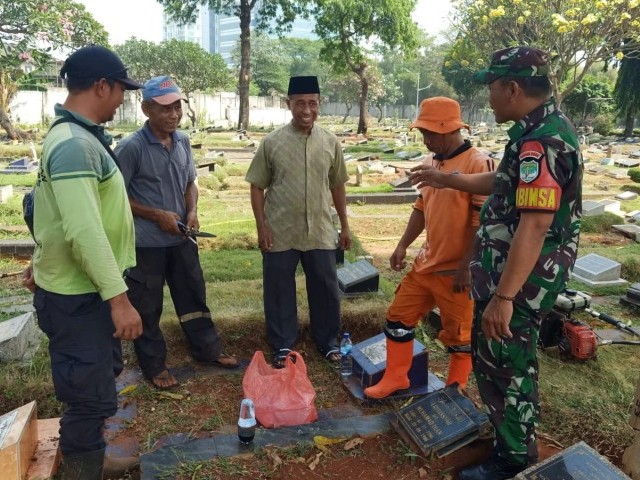 Beri Pelayanan Yang Maksimal, Babinsa Komsos Dengan Petugas TPU Rawa Kopi