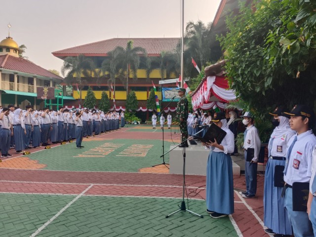 Tingkatkan Disiplin Siswa-siswi, Danramil 08/Duren Sawit Jadi Irup Upacara Bendera di SMAN 71