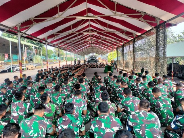 Danyonkav 9/SDK Memberikan Jam Komandan Serta Penghargaan Kepada 3 Prajurit Berprestasi Tingkat Nasional