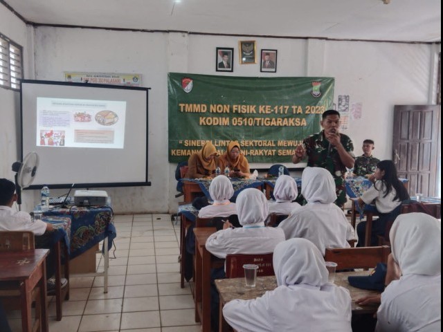 TNI Berikan Penyuluhan Kenakalan Remaja di SMP PGRI