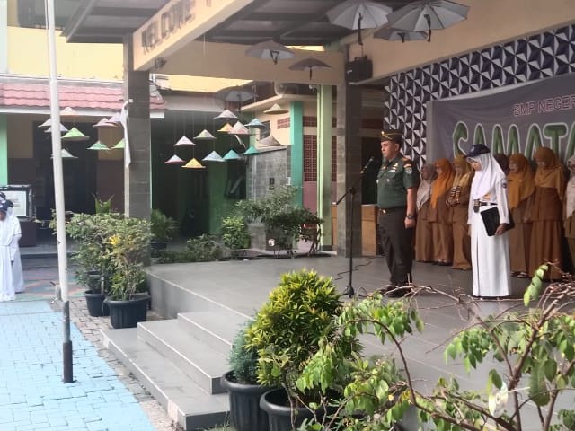 Danramil 09/ Mauk Jadi Pembina Upacara Sekaligus Memberikan Arahan Kepada Para Siswa SMPN 1 Mauk