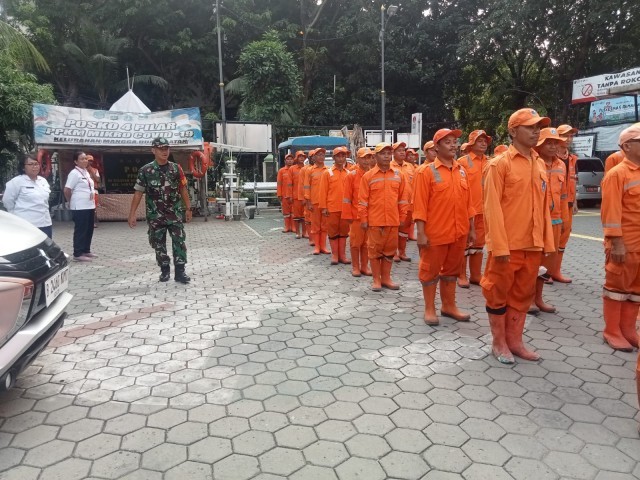 Babinsa Koramil 02/Sawah Besar Memberikan Pelatihan PBB Kepada Anggota PPSU