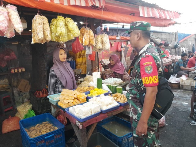 Babinsa Koramil 02/TB Monitoring Harga Bahan Pokok di Pasar Tradisional Kalianyar