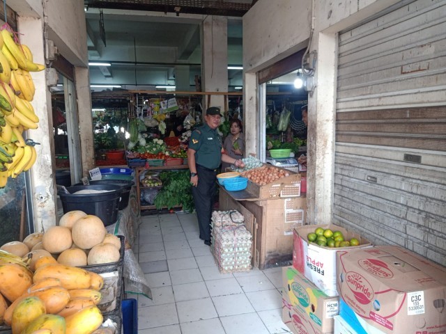 Terus Pantau Harga Sembako, Babinsa Koramil 05/KJ Turun ke PD Jaya Pasar Pos Pengumben
