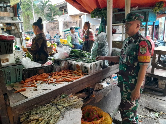 Cek Harga Sembako, Babinsa Serka Rudiyanto Berinteraksi dengan Pedagang dan Pembeli