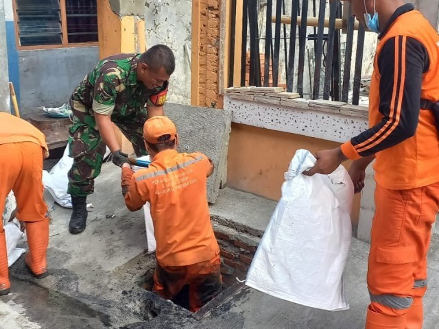 Babinsa Koramil 08/Johar Baru Bersama PSSU Melaksanakan Kerja Bakti