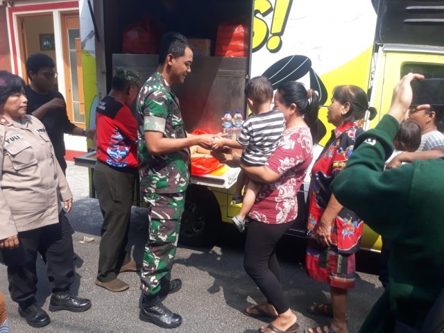 Bentuk Kepedulian, Tiga Pilar Tamansari Bagikan Nasi Siap Saji 300 Kotak Kepada Warga Masyarakat