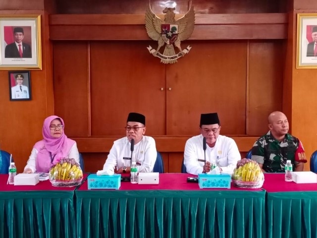 Babinsa Koramil 05/KJ Menghadiri Kegiatan Kunjungan Kerja Camat Kebon Jeruk di Wilayah