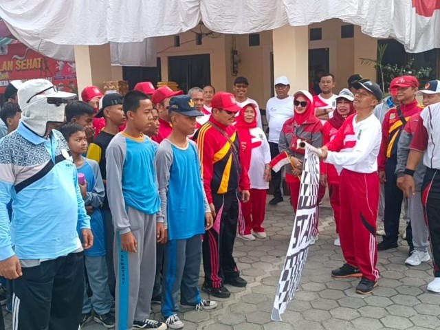 Danramil 10 Sukatani Bersama Muspika Lepas Ratusan Peserta Lomba Jalan Sehat