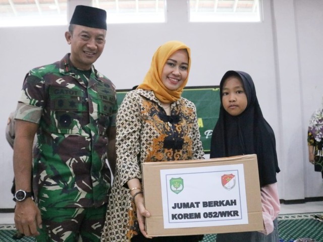 Jumat Berkah, Korem 052/Wijayakrama Berikan Santunan Kepada Santri Yatim Piatu Pondok Pesantren Daar El Qolam 2